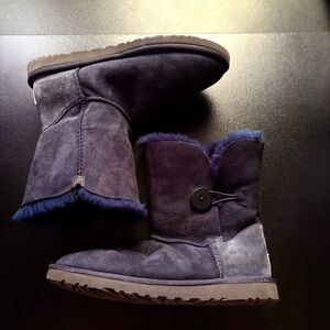 UGG BAILEY BUTTON NAVY BOOTS‎ Suede Winter size 9 slip on cozy warm